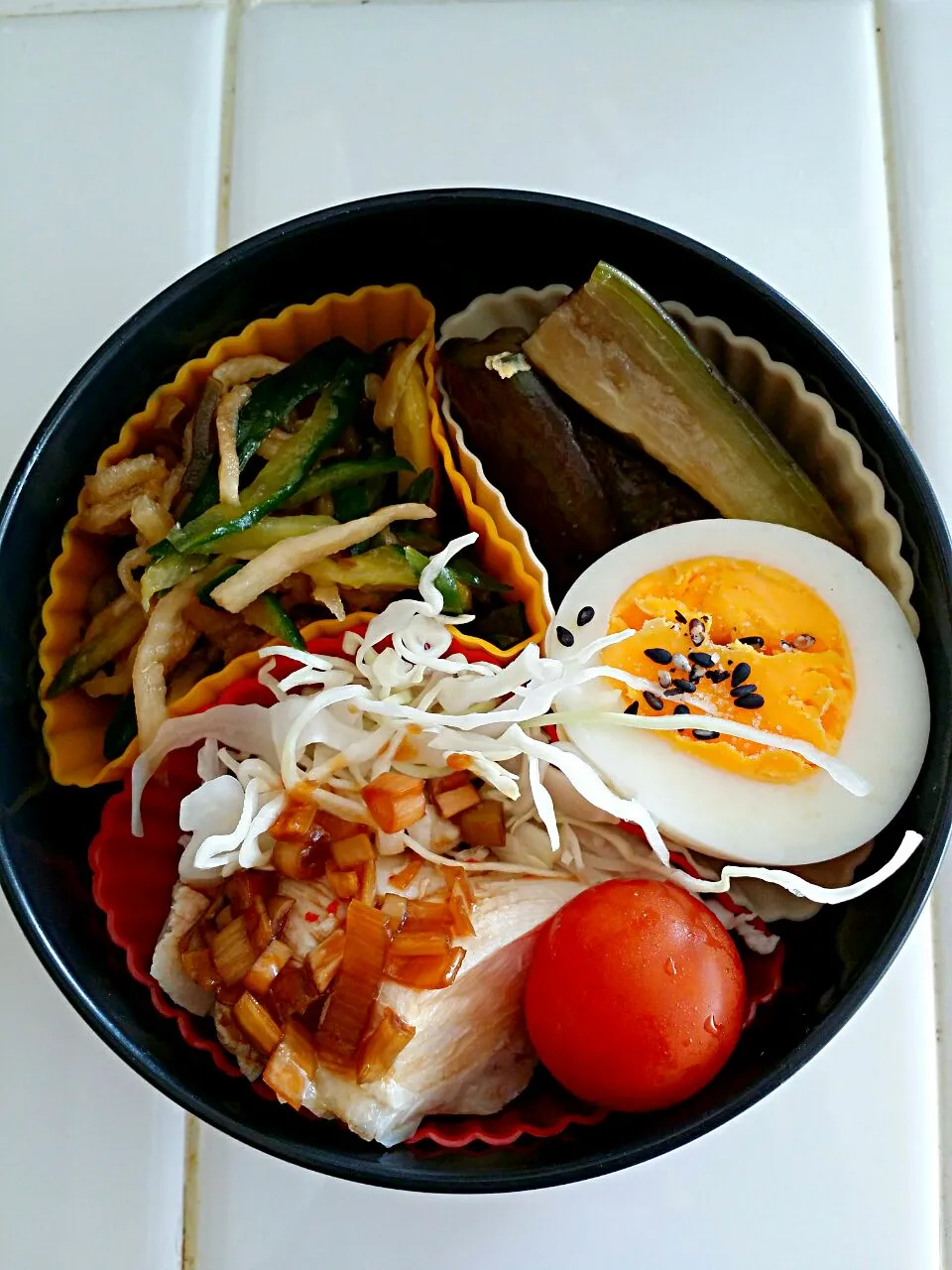 だんな弁当　茹で鶏ネギオイスターソース/切り干し大根きゅうりサラダ/茹で玉子/なすカレー炒め/トマト|lotusさん