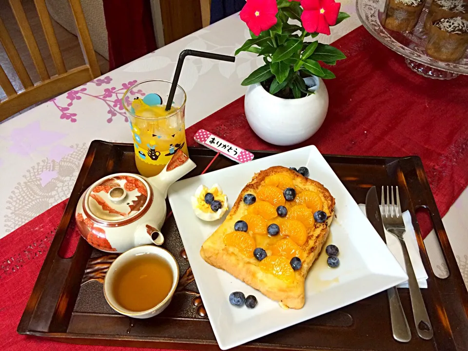 French toast with blueberry and can mandarin orange on the top ,mango juice and some herb tea breakfast is ready ...relaxing day have a fabulous weekends everyo|Babyluv Cabrera Ocampoさん