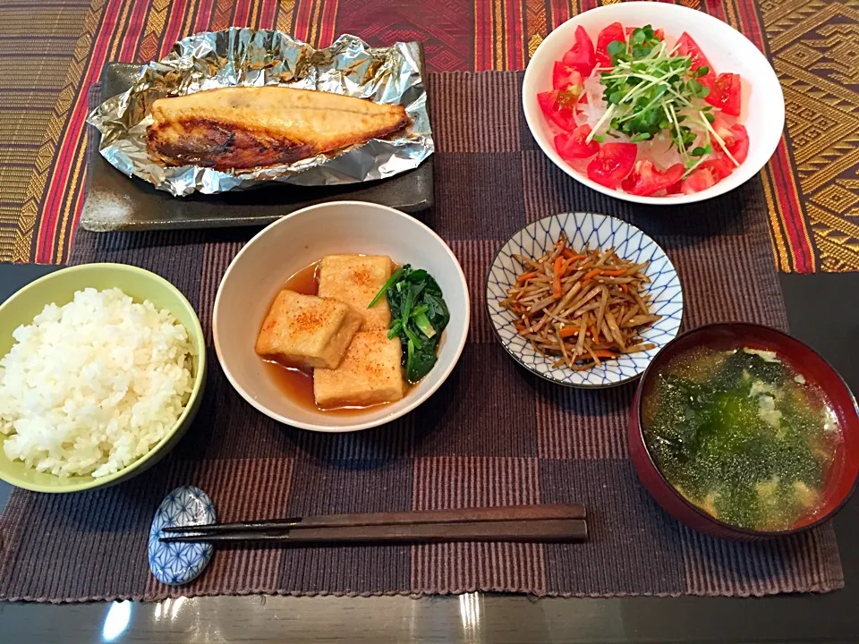 Snapdishの料理写真:さんまの干物と、高野豆腐の揚げ煮など♡|あーしょかぽんさん