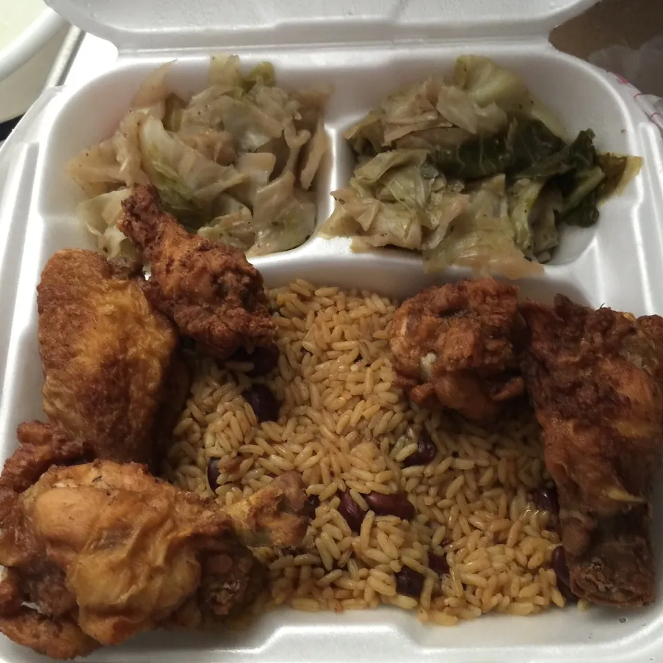 Fried chicken, red beans & rice, cabbage with a side of mac & cheese, Cornbread.|Richard Thompsonさん