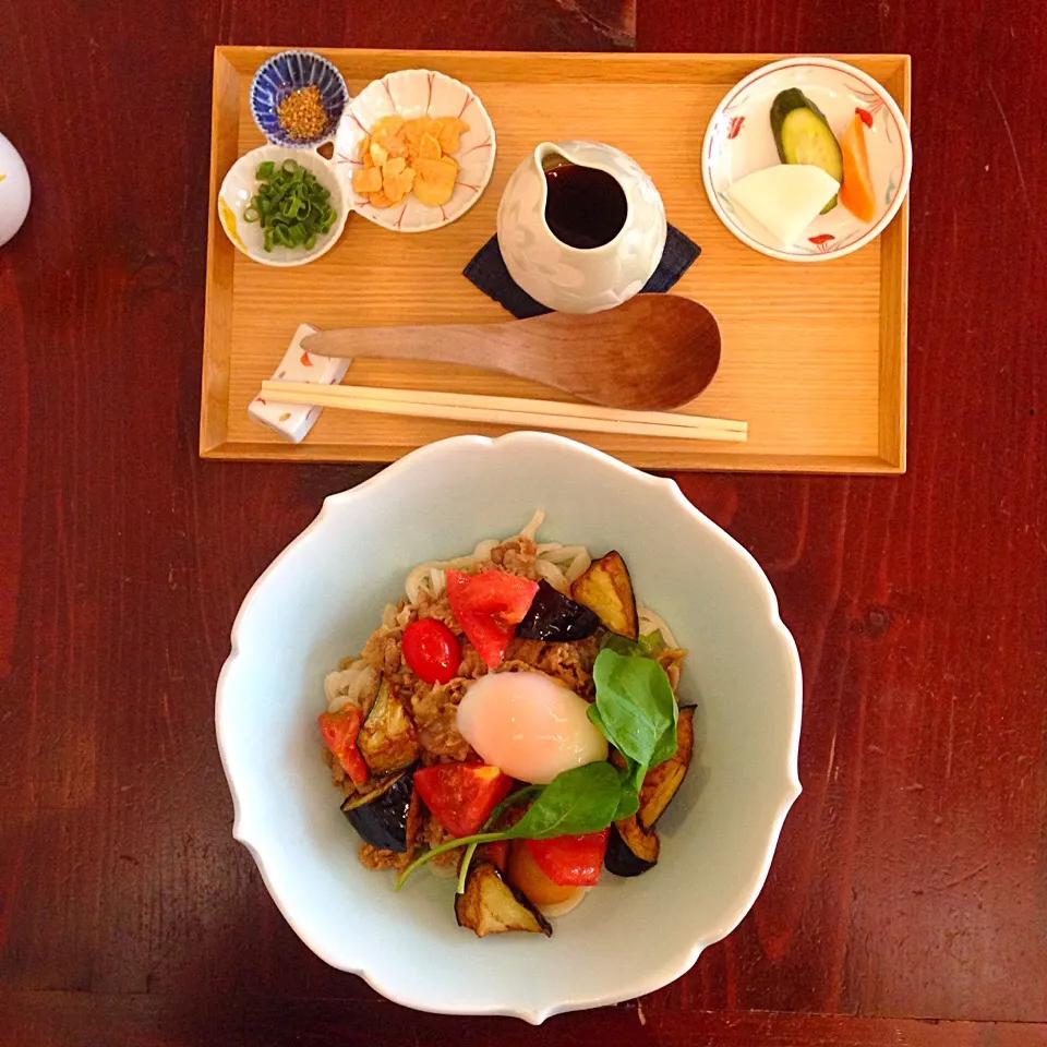 唐黍牛の白醤油煮と揚げ茄子、トマトの冷やしうどん 温卵のせ|ハギーさん