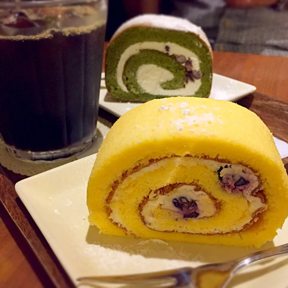 Snapdishの料理写真:宇治抹茶とブルーベリーチーズロールケーキ|りんごっちさん