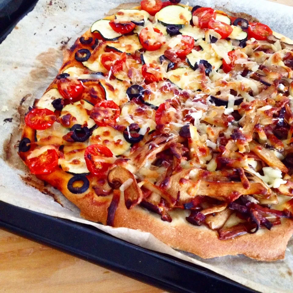 tomato source, tomato, courgette, olive pizza x mushroom(eringi, shimeji, maitake), bacon pizza|azuuuzaさん