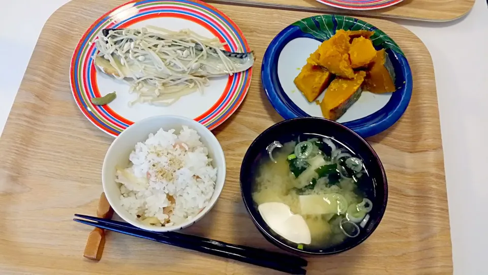 今日の夕食 鯖とえのきの塩麹蒸し、かぼちゃの塩麹煮、みょうがの混ぜご飯、豆腐とわかめの味噌汁|pinknari🐰🌈さん