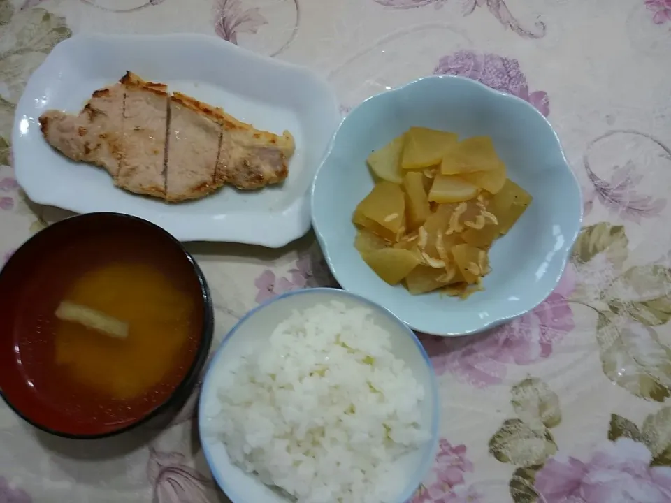 Snapdishの料理写真:豚肉の味噌漬けと大根の煮物|たえさん