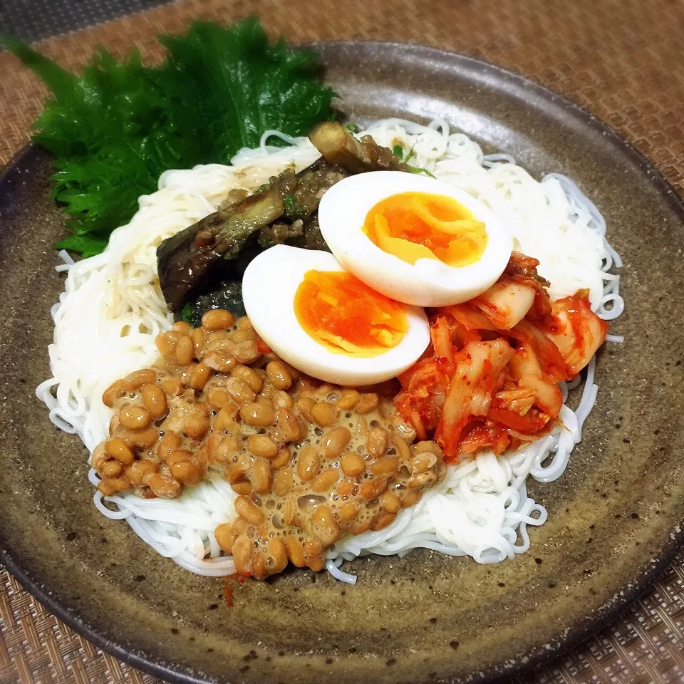 納豆キムチと茄子のぶっかけそうめん卵のせ(๑>◡<๑)|さちさん