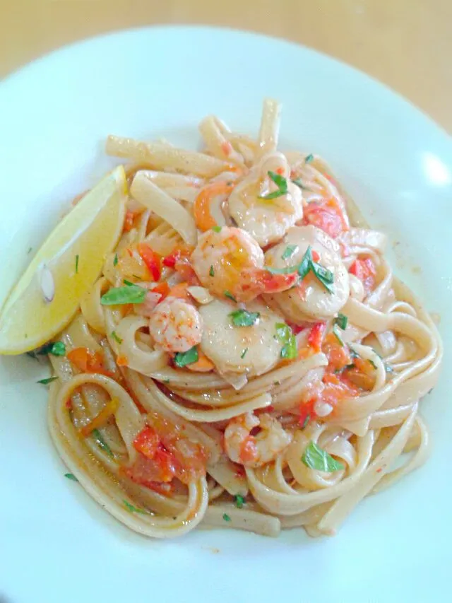 linguini with scallops and prawns in tomato basil sauce|hungry_picassoさん