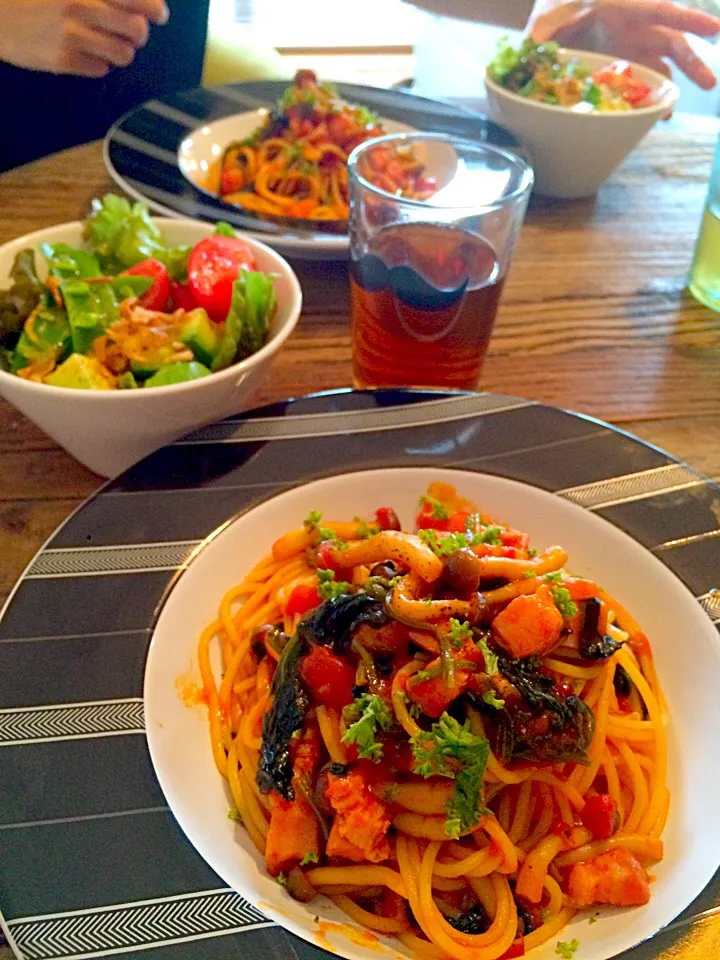 Snapdishの料理写真:きのこベーコンほうれん草のピリ辛トマトパスタ定食♪|Nonさん