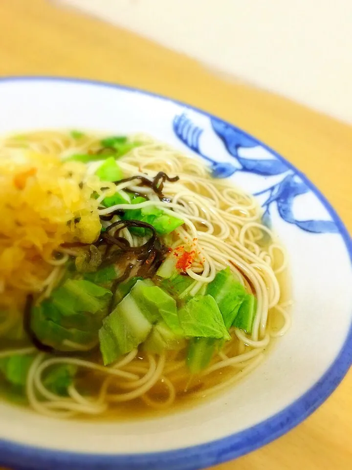 Snapdishの料理写真:採れたてキャベツと塩昆布サッと入れにゅうめん^ ^2分で完成♪|ミーナさん