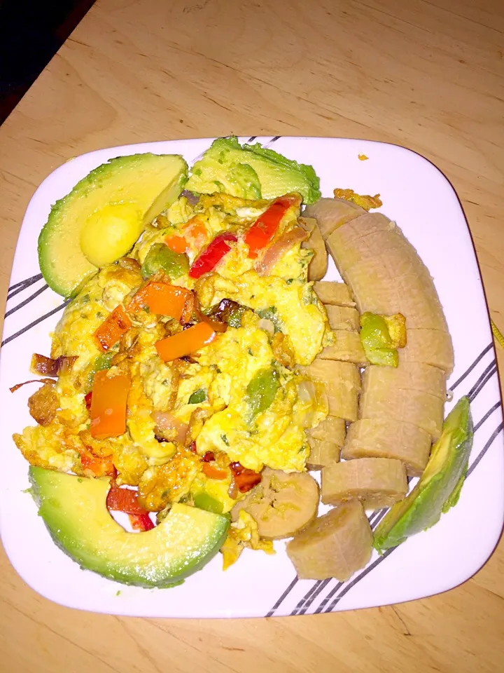 Plaintains, eggs, avocados|Dina Beeさん