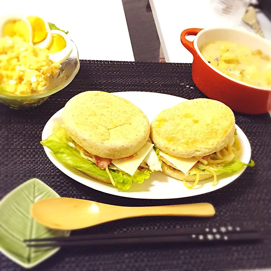 焼きそばエッグバーガー。タラモサラダ。ひき肉キャベツのミルクスープ。|OGIPAINさん