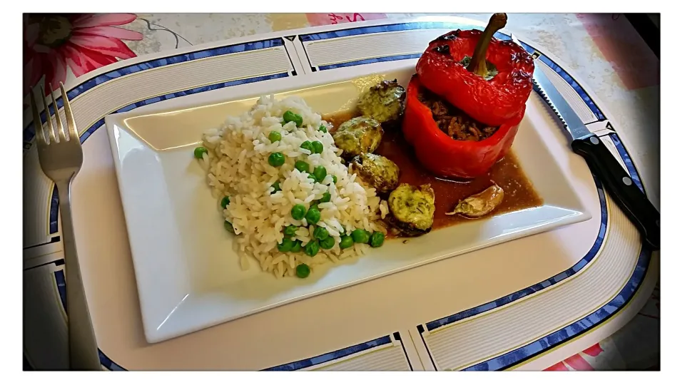 baked filled pepper with beef, rice and with cream cheese and herbs filled mushrooms.|Najeskaさん