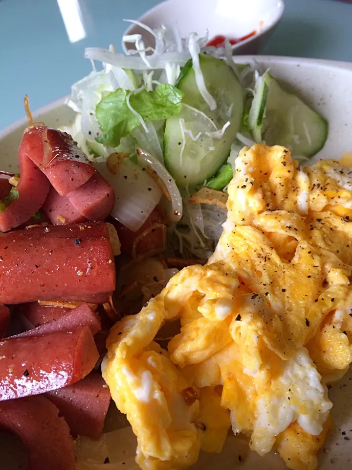 Sunday morning.. Garlic sausage , scrambled eggs and salad|Nigelさん