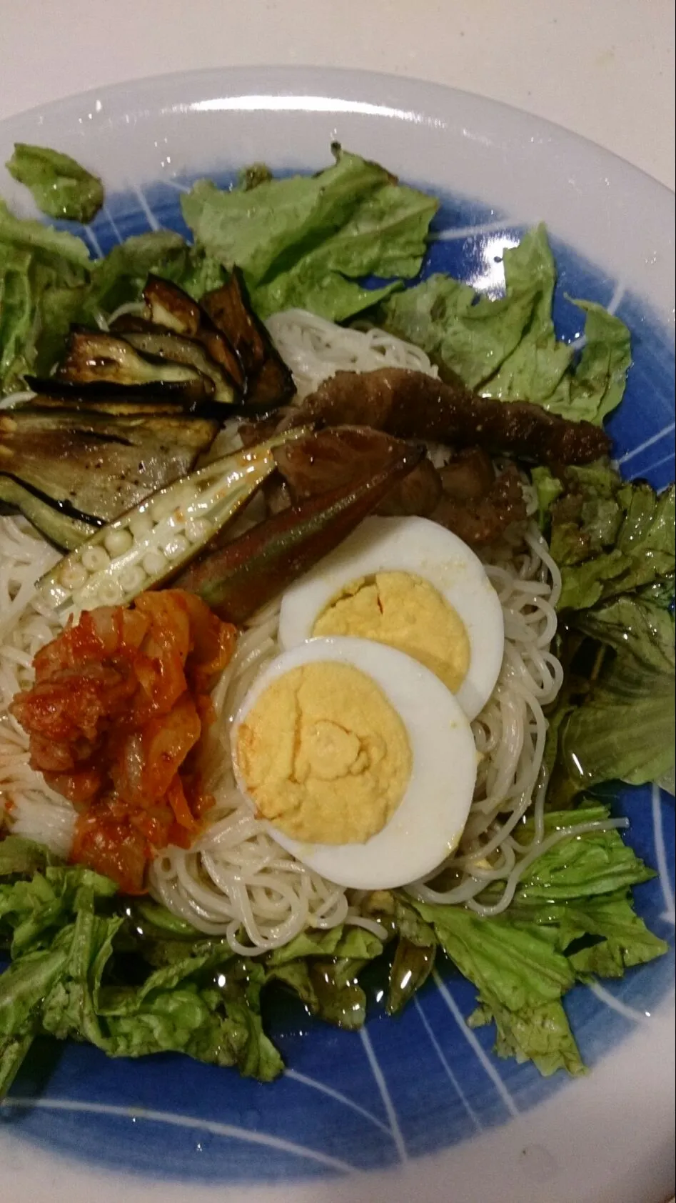 Snapdishの料理写真:ぶっかけ素麺  

うちで採れたおくらと茄子とリーフレタスとキムチ、残りものの牛肉をトッピング。|ゆかさん