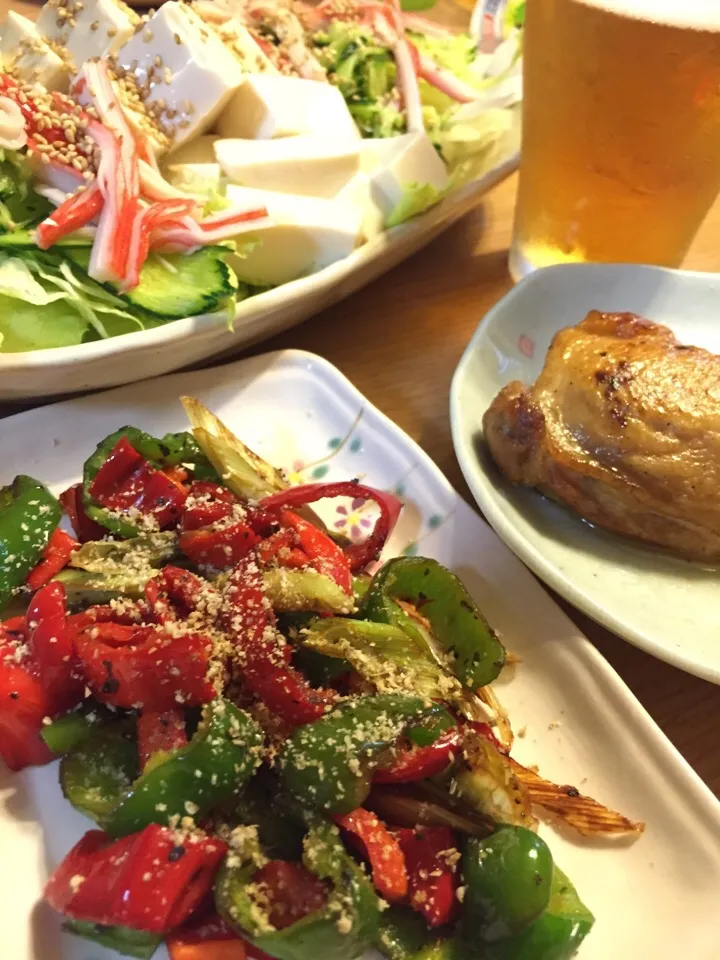 夫の手料理、骨つきチキンのソテーと主食のスープパスタ。パプリカとピーマンの彩り炒めと豆腐サラダを追加しました。|🌟 ゆみねぇ 🌟さん