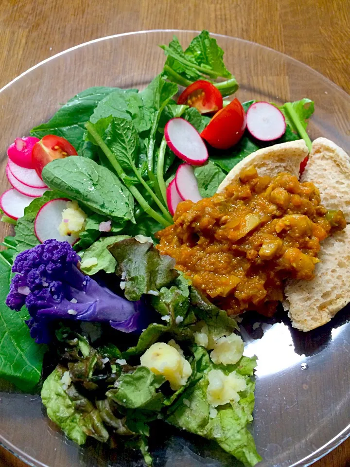 紫カリフラワーとサラダを添えたカレーとパンの朝食プレート|Kumiko Asamiさん