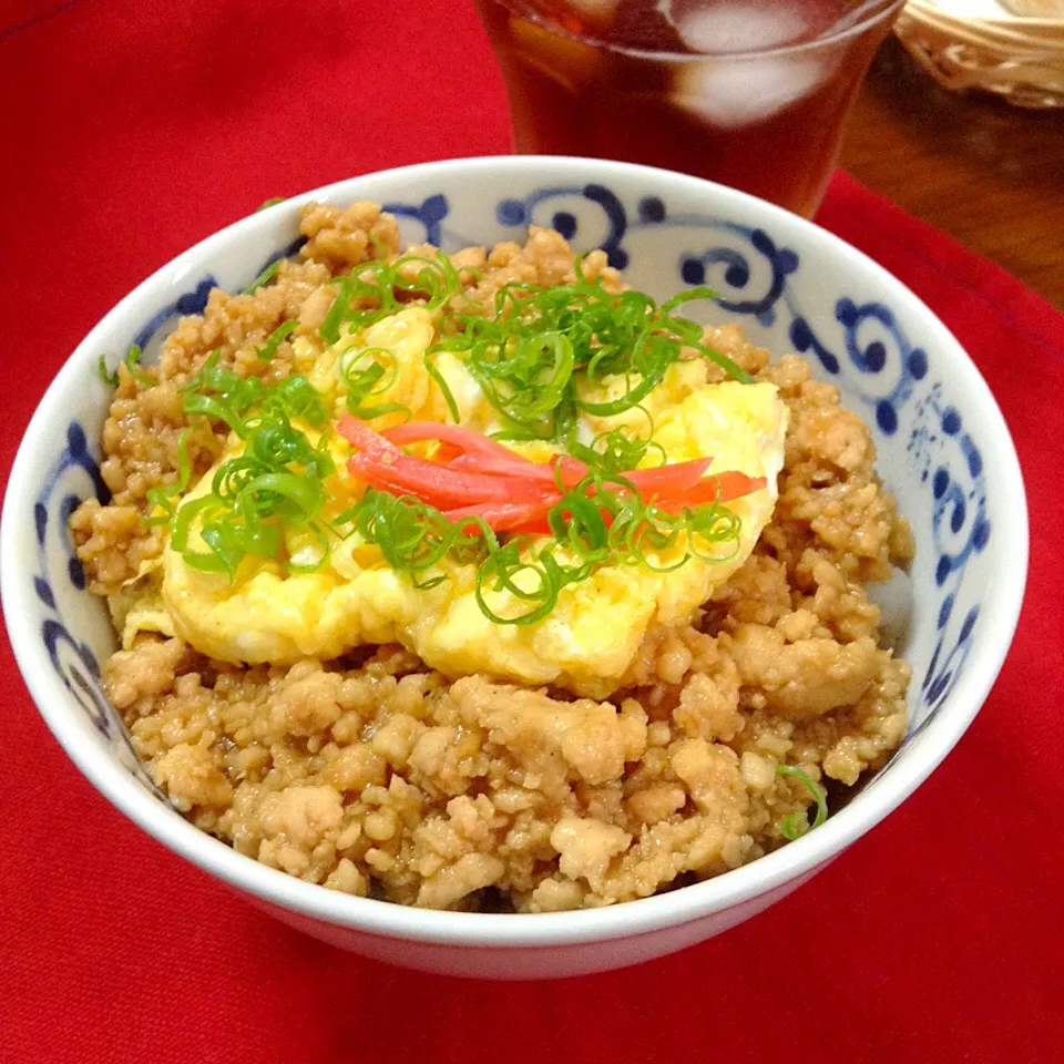 Snapdishの料理写真:鷄そぼろ丼   生姜たっぷり！                                 遅く起きた旦那の為にチャチャっと丼😎 Tori-Soboro & Egg topped on the rice!! Very Ginger taste|yorikoさん