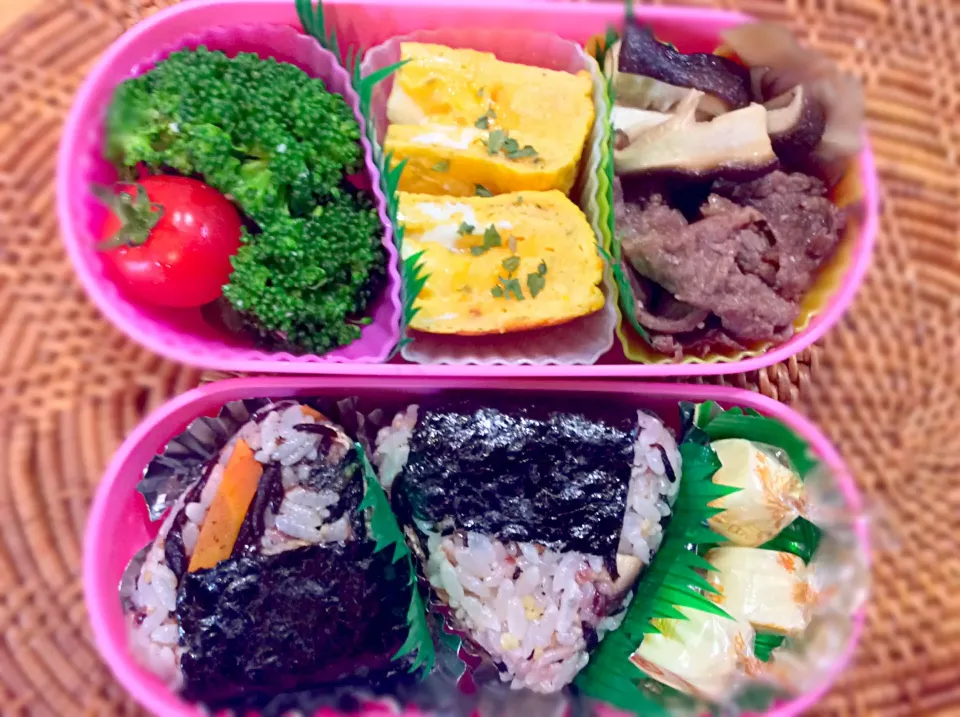 Snapdishの料理写真:ちびのお稽古弁当。ヒジキおにぎり、牛肉しいたけ甘辛煮、ペペロンチーノ味たまごやき、ブロッコリーサラダ|泡子さんさん