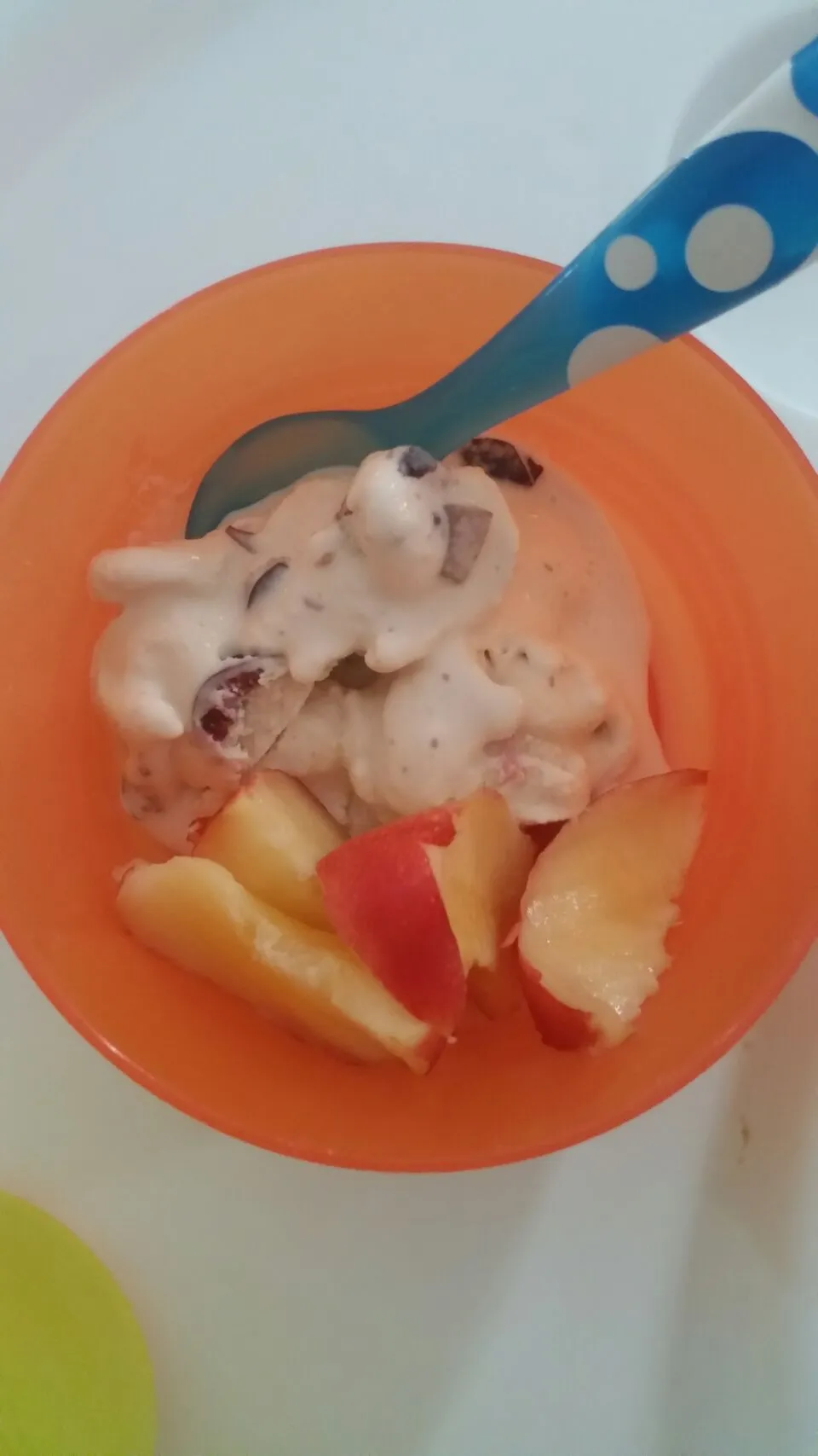 Snapdishの料理写真:Toddler dessert. Home made cherry chocolate chip ice cream with sliced peaches.
#homemade #icecream #chocolate #cherry #peach|Kira Sさん