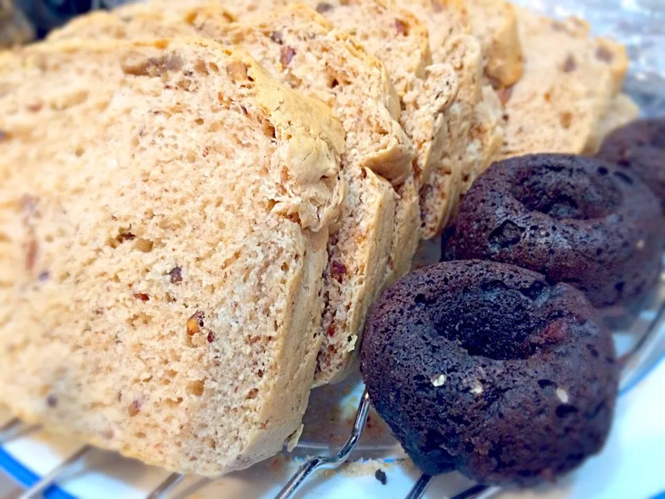 Snapdishの料理写真:Walnut bread and GF donuts|Mikiさん