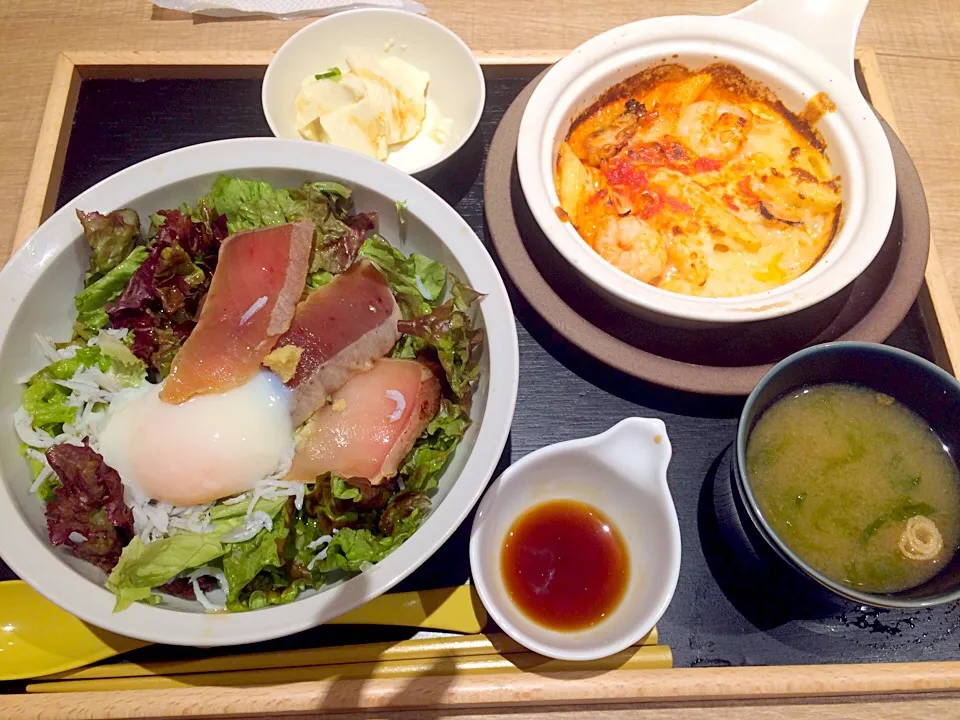 まぐろ漬けしらす丼と海鮮グラタン|くぽさん