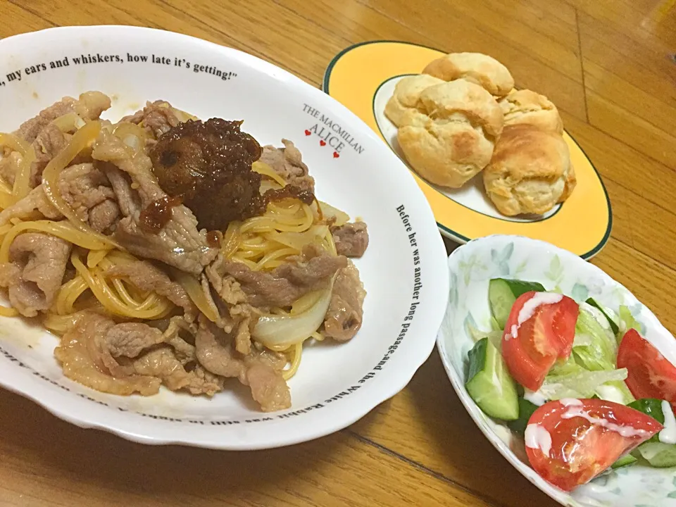 Snapdishの料理写真:お肉大好きっ子の和風パスタ🍝  パンも焼きたてフカフカ  カロリー⬆️だなぁ(^^;;|Hiroko Suzukiさん