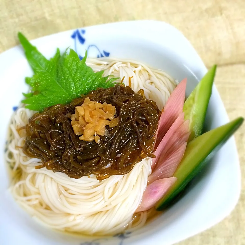 もずく素麺〜新生姜の醤油漬けと甘酢漬けをトッピング|あまねこ🌿さん