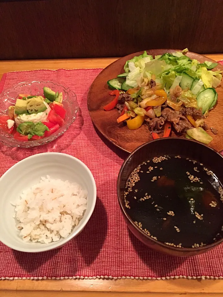 Snapdishの料理写真:肉野菜炒め、アボカドトマト乗せ豆腐、中華スープ|∞sai∞さん