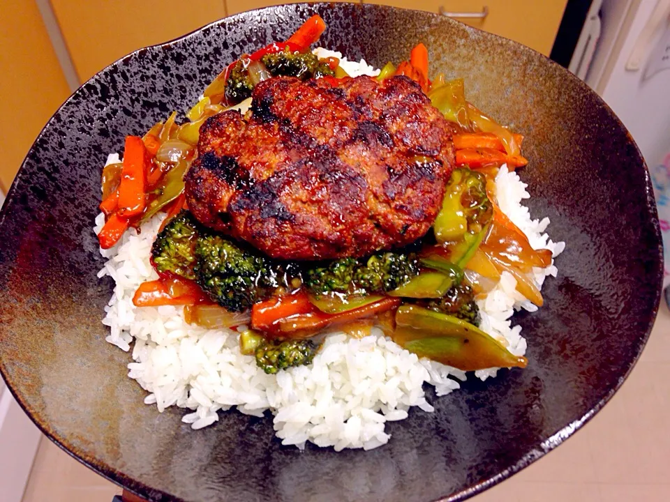 Homemade Chuck and Sirloin patty on vegetable stir fry and a bed of rice!|Rafael Pachecoさん