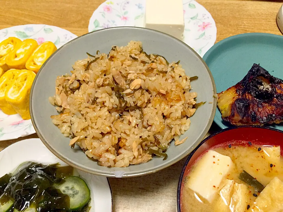 昆布とツナの炊き込みご飯、赤魚の焼き魚、タコと昆布の酢の物、味噌汁、卵焼き、冷奴|神龍さん