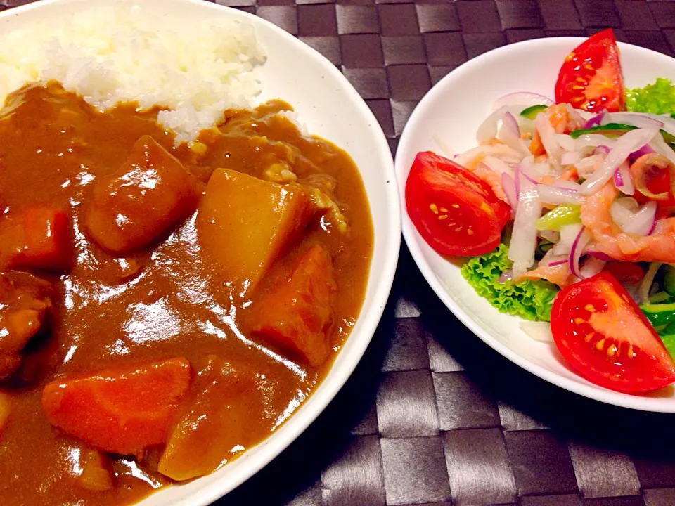 Snapdishの料理写真:2日目チキンカレーと 北海道サーモンのマリネサラダ|あっこぷーさん