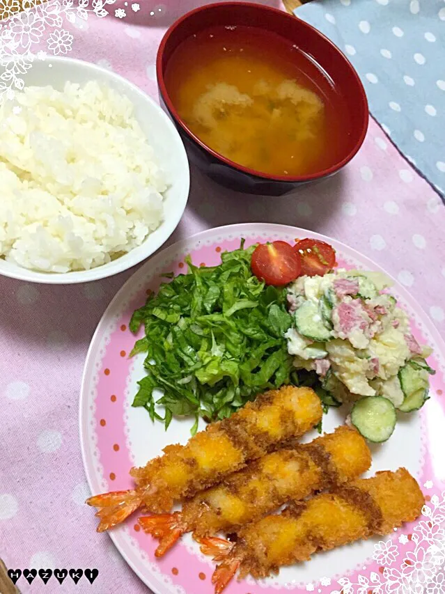 Snapdishの料理写真:6/14(日)晩ごはん♡えびフライ  ポテトサラダ  ご飯  えのきの味噌汁|⁑葉月⁑さん