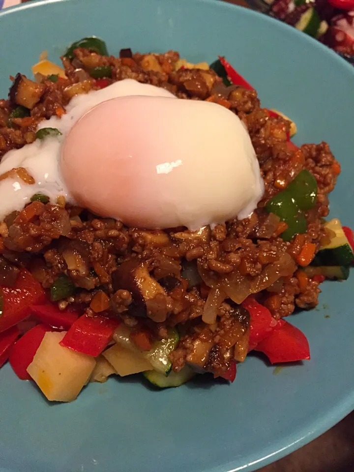 ドライカレー、食感の良い野菜ソテーと温泉卵|たけのこジョニーさん