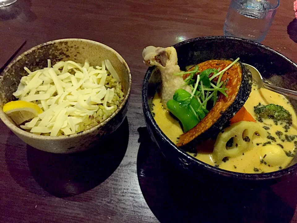 Snapdishの料理写真:札幌・スープカレーイエローのチキン野菜カレー。ライスにチーズトッピングで。|TonyYamadaさん