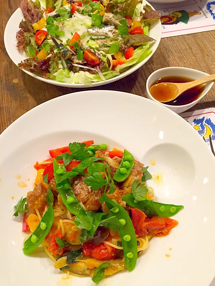 日曜日のパスタ🍝今日はグリルチキンと夏野菜のオイルパスタ🍅オイルサーディンと新玉ねぎのサラダ🌿|まみりんごさん