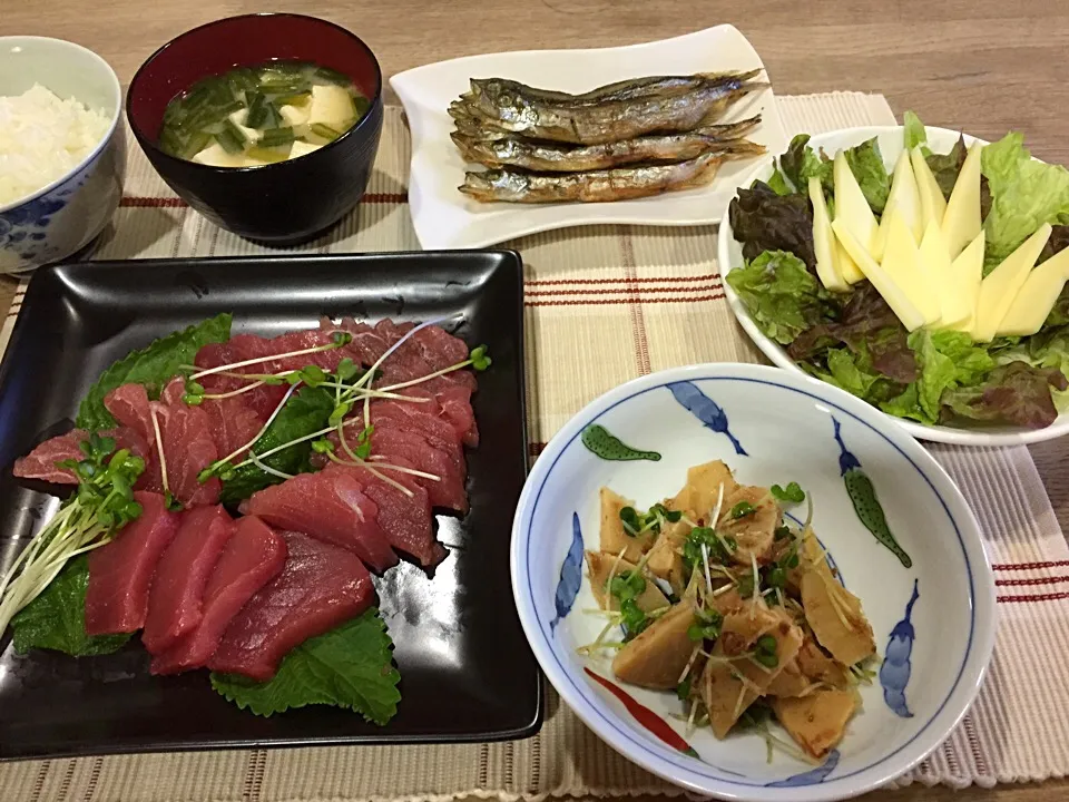 まぐろ刺身・ししゃも・チーズ・筍とカイワレおかか醤油和え・豆腐とニラの 味噌汁|まーままさん