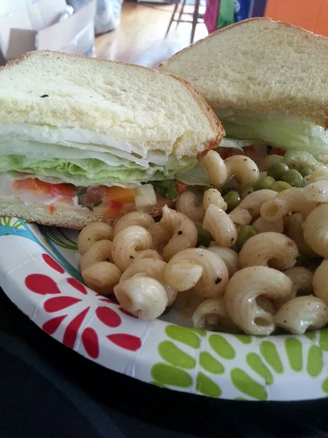 Jack's lettuce, onion, and salsa sandwich with homemade pasta salad that has peas, celery, and onion.|Polly Gelfusoさん