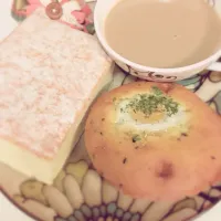 Snapdishの料理写真:Breakfast of the day!! Cheese sponge cake and egg muffin.|samantha wさん