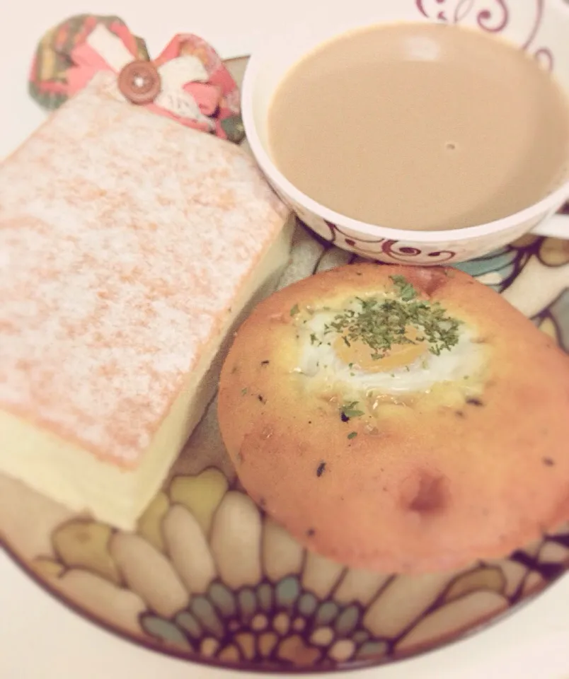 Breakfast of the day!! Cheese sponge cake and egg muffin.|samantha wさん