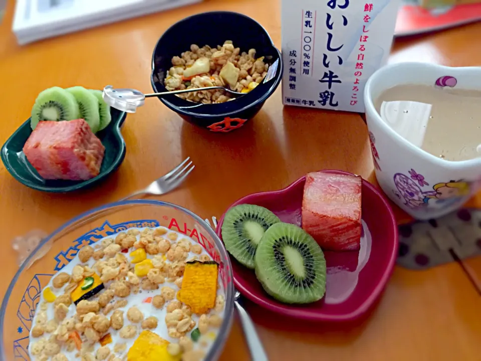 Snapdishの料理写真:朝食  ベジタブルグラノーラ  ミルク  ブロックベーコン焼き      キウイ  カフェオレ ☕️|ch＊K*∀o(^^*)♪さん