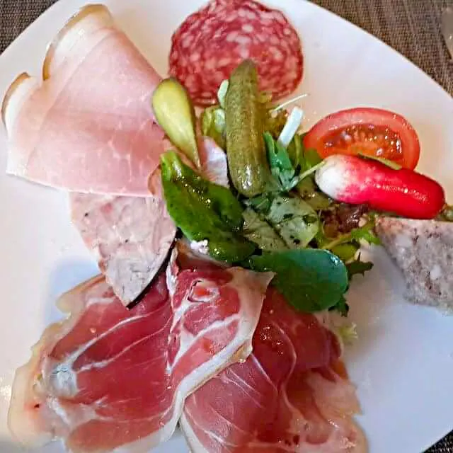 Local charcuterie plate, fresh bread and a glass of crisp, cool aligote wine|CHUENCHAIさん