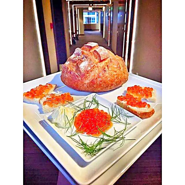 A wonderful combination👍 Salmon caviar and fresh bread|CHUENCHAIさん