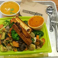 Morrocan Tofu Quinoa Bowl and African Peanut Soup #nativefoodscafe #chicago #vegan|Roxxi Liさん