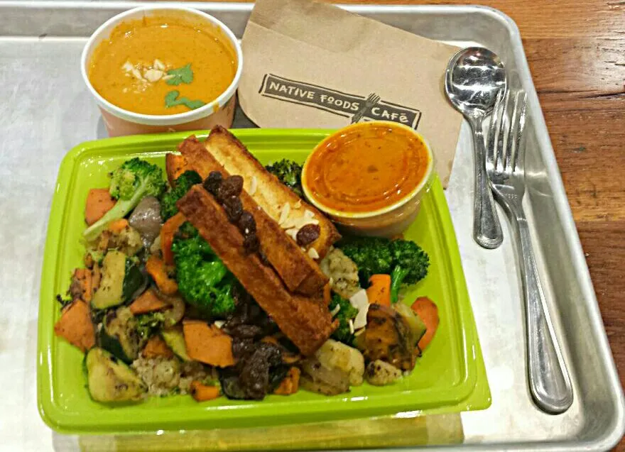 Morrocan Tofu Quinoa Bowl and African Peanut Soup #nativefoodscafe #chicago #vegan|Roxxi Liさん