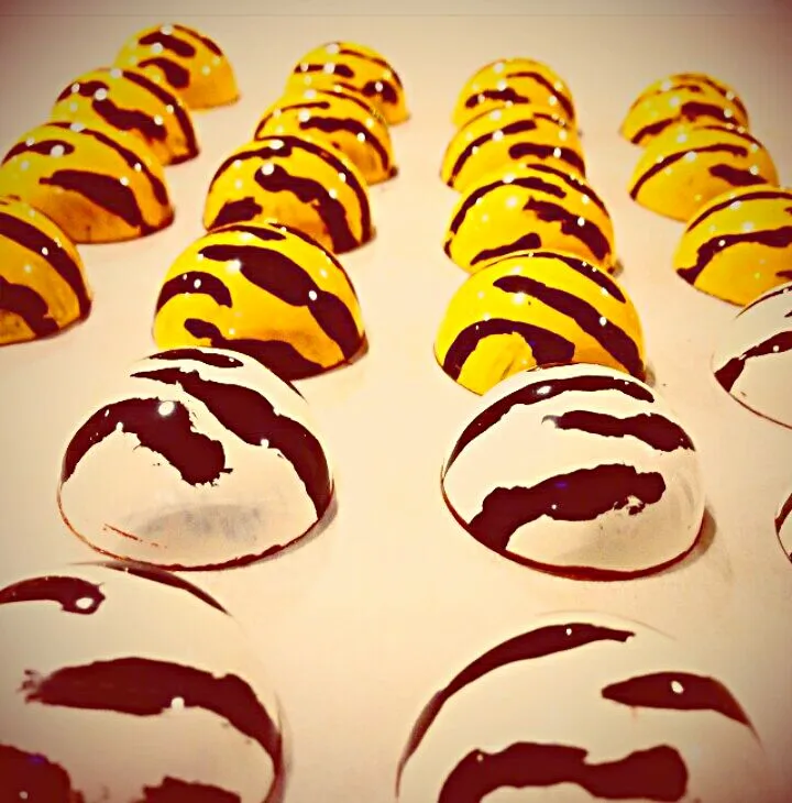 leopard and zebra print  chocolate bonbons|CHUENCHAIさん