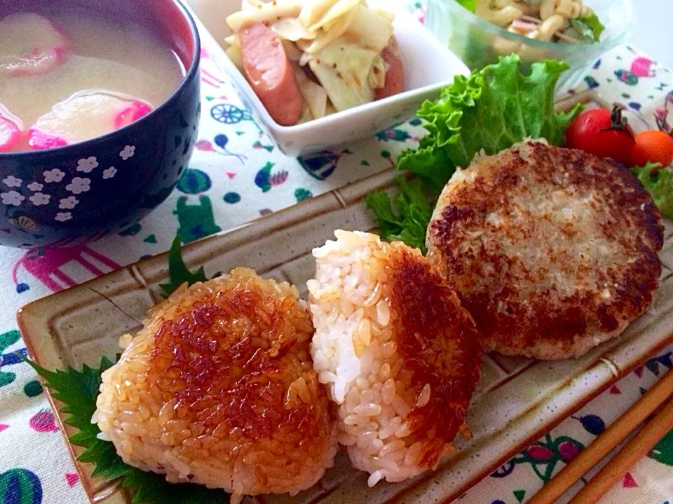 焼きおにぎり、大根ハンバーグ、マスタード和え、マカロニサラダ|ずずさん