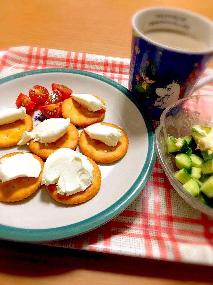 朝食！クラッカーにクリームチーズと梅きゅうり！|しんやさん