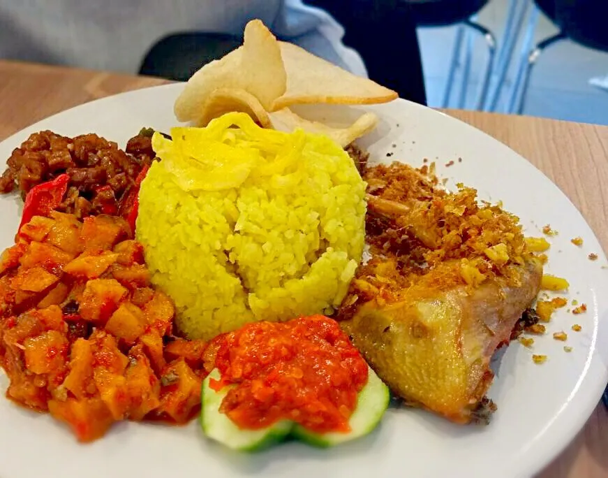 Turmeric rice with side dishes of fried chicken, chilli potato,  fried fermented bean and not to miss the best sambal chilli👍|🍀Sip👍👍さん