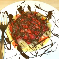 Banana pancake topped with caramelised strawberries and banana with a drizzle of dark chocolate|Nigel McLovingさん