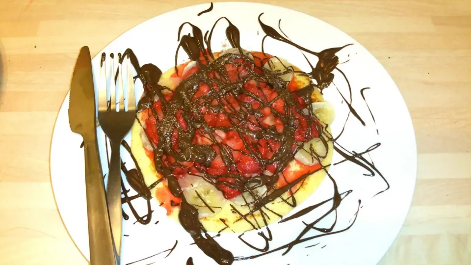 Banana pancake topped with caramelised strawberries and banana with a drizzle of dark chocolate|Nigel McLovingさん